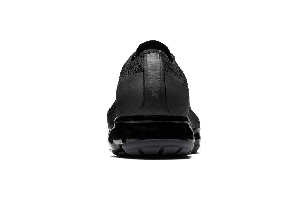ソールユニットまで黒く輝く Nike Air VaporMax “Triple Black” が登場