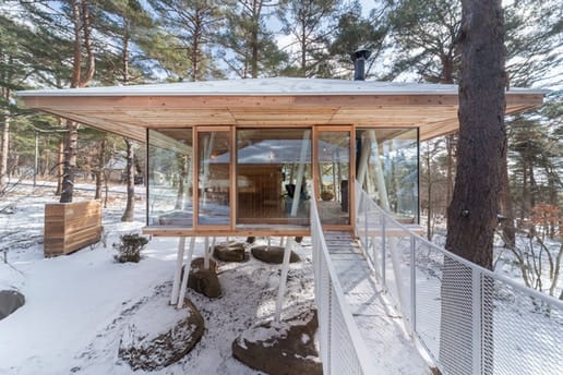 豪雪地帯として有名な福島県・磐梯山の麓に建てられた美しい高床式住居をチェック