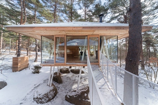 豪雪地帯として有名な福島県・磐梯山の麓に建てられた美しい高床式住居をチェック