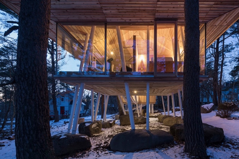 福島県・磐梯山の麓に建てられた高床式住居をチェック fukushima japan architecture design 建築 福島 デザイン 大雪 磐梯山 豪雪