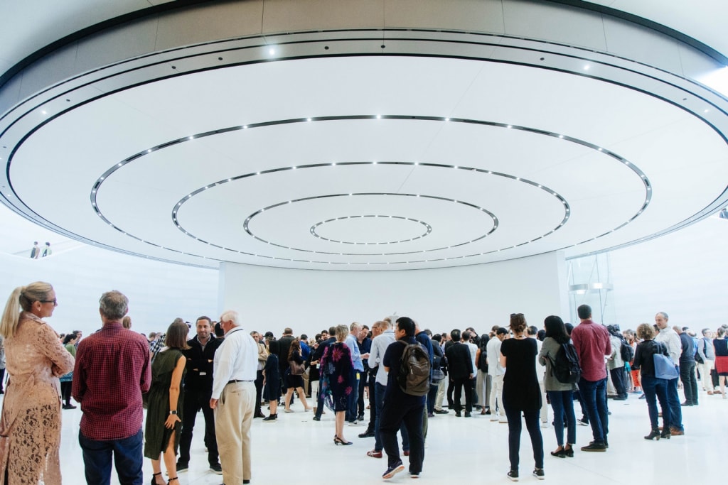 Apple の新社屋で開催された新作発表イベントのフォトレポートをお届け 新作のディテールや機能はもちろん、会場ではヴァージル・アブローにも遭遇