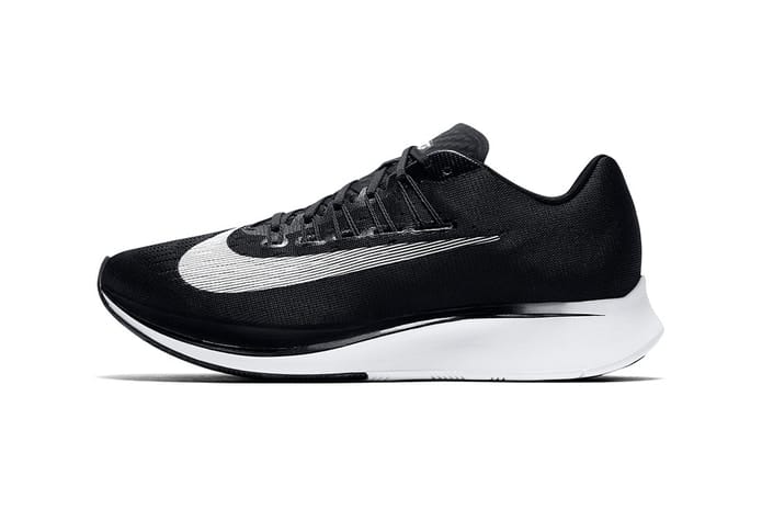 Nike Zoom Fly にクラシカルでシンプルなモノトーンカラーが登場