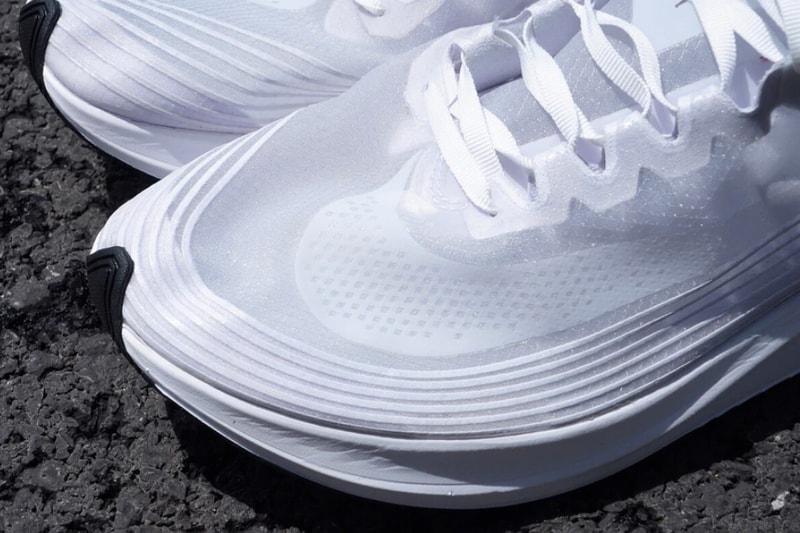 NikeLab Zoom Fly SP が “Triple White” 仕様で再登場 半透明のストレッチウーヴンアッパーで人気を博す〈Nike〉の意欲作は次回リリースでも即完必死 ナイキラボ ズームフライ SP トリプルホワイト ランニングシューズ スニーカー 白