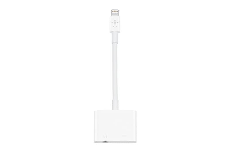 Apple が Lightning ポートで充電とイヤホン使用を同時に可能にするアダプターを販売 アップル