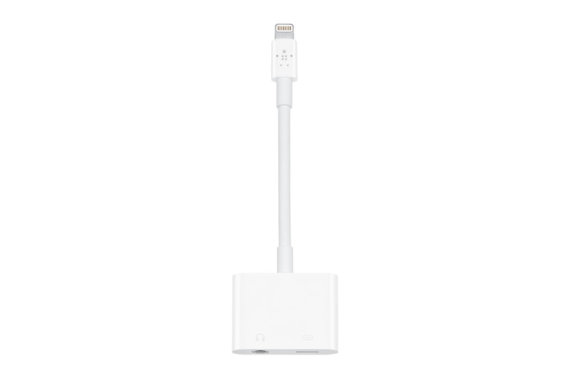 Apple が Lightning ポートで充電とイヤホン使用を同時に可能にするアダプターを販売 アップル