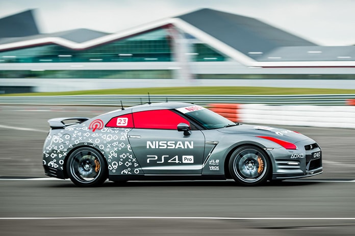 ゲーマーからプロに転身したドライバーが PS4 のコントローラーで日産 GT-R を遠隔操作
