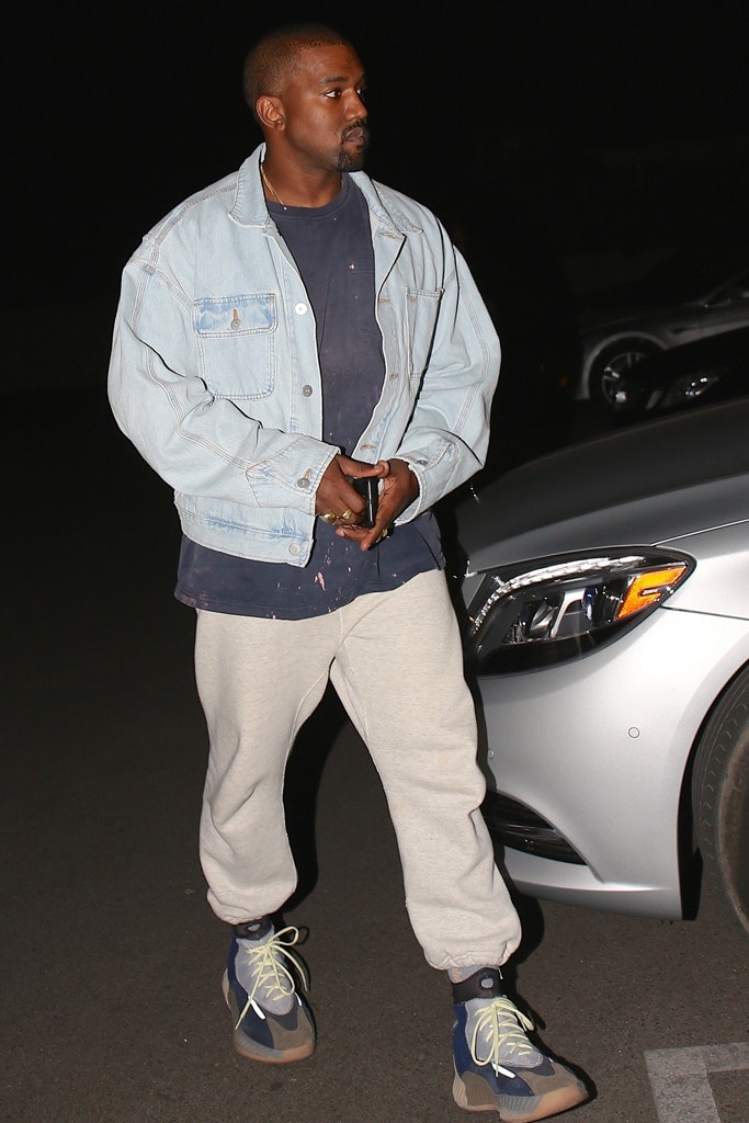 Kanye West が初見の YEEZY スニーカーを履いて外出する姿をパパラッチされる YEEZY Wave Runner 700 のハイカットモデル？ カニエ ウェスト イージー スニーカー