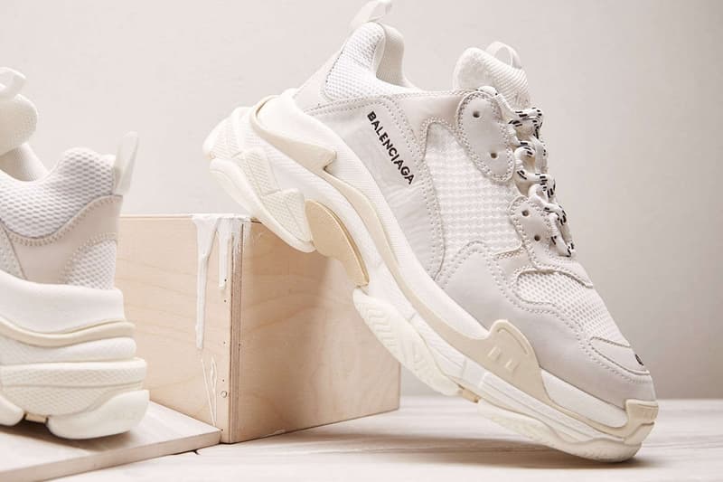 今世界で最も熱いスニーカー Balenciaga Triple S からクリーンな仕上がりの “Cream” が登場 YEEZY Runnerと共に高級スニーカーシーンをリードする一足は今回も即完必至