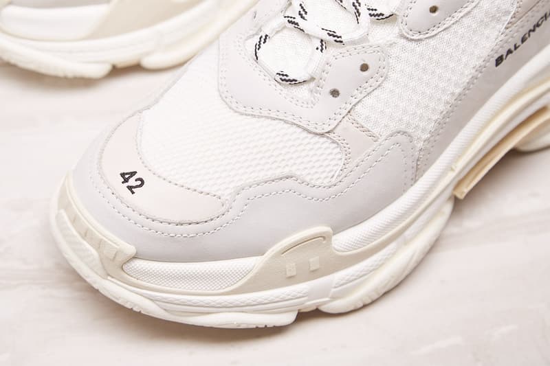 今世界で最も熱いスニーカー Balenciaga Triple S からクリーンな仕上がりの “Cream” が登場 YEEZY Runnerと共に高級スニーカーシーンをリードする一足は今回も即完必至