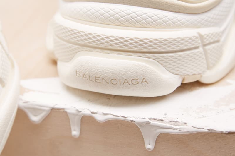 今世界で最も熱いスニーカー Balenciaga Triple S からクリーンな仕上がりの “Cream” が登場 YEEZY Runnerと共に高級スニーカーシーンをリードする一足は今回も即完必至