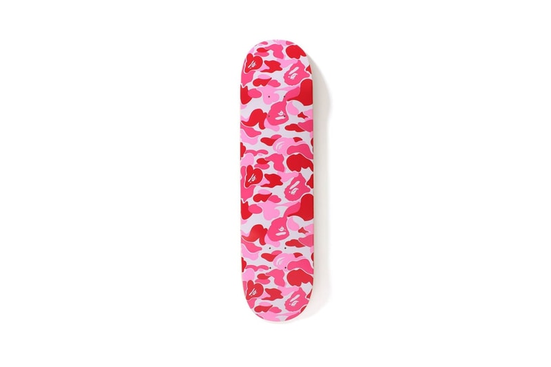 BAPE®のオリジナルカモ柄がスケートボードとウィールに