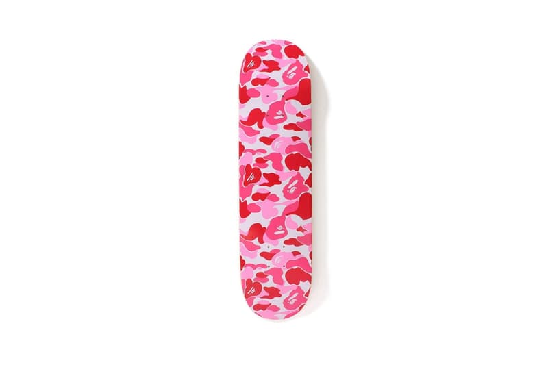 BAPE®のオリジナルカモ柄がスケートボードとウィールに