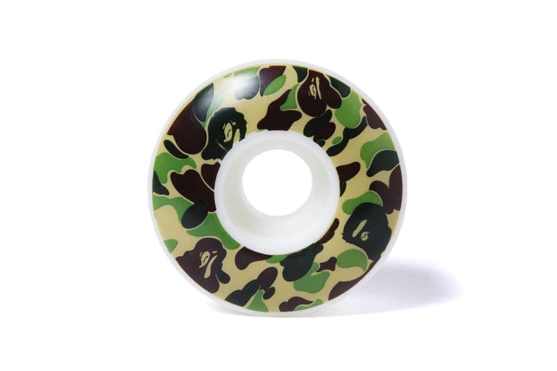 BAPE®のオリジナルカモ柄がスケートボードとウィールに