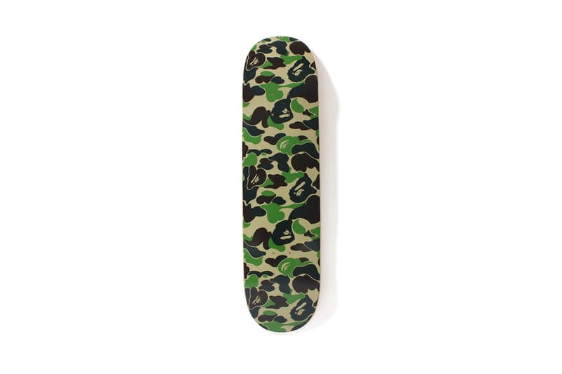 BAPE®のオリジナルカモ柄がスケートボードとウィールに