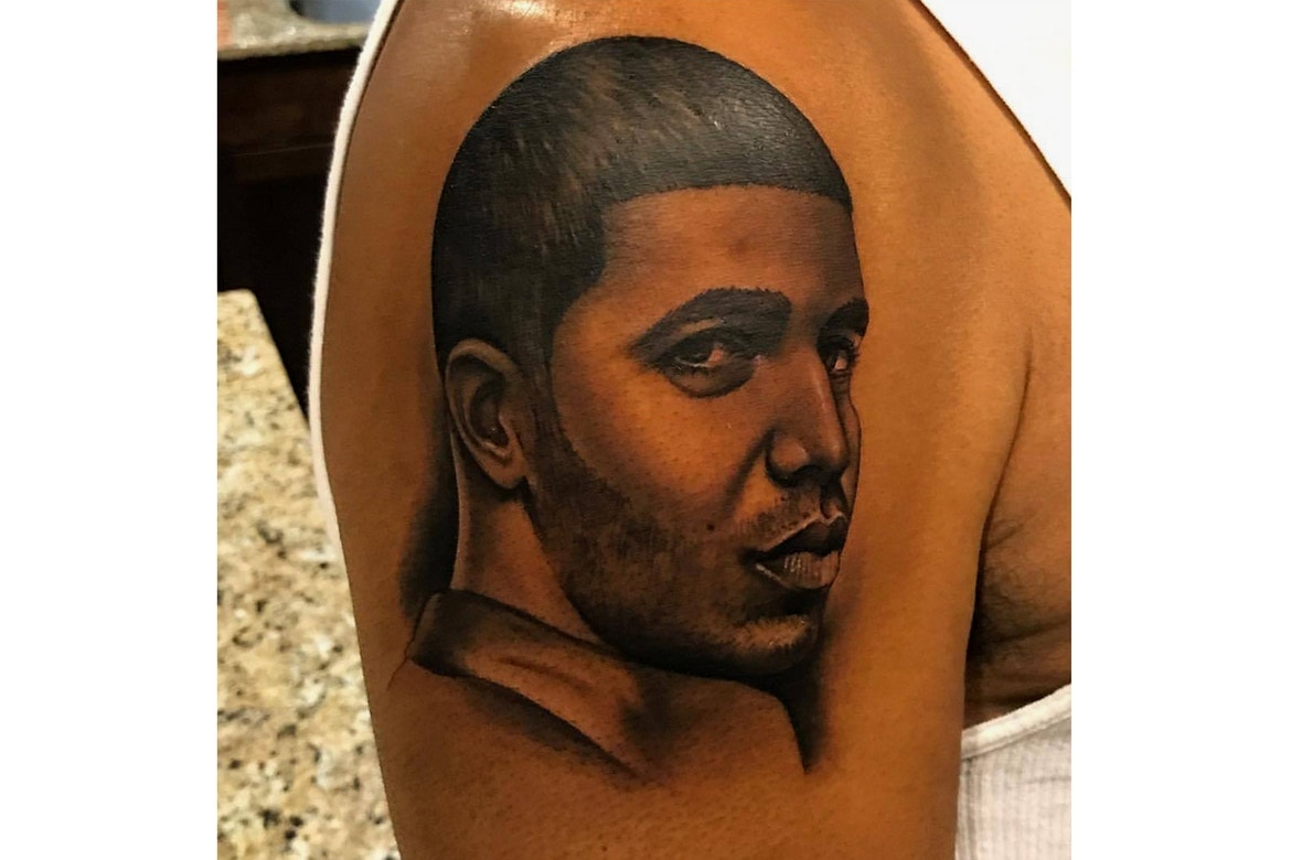Drakeのパパが肩に大きなDrakeの顔のタトゥーを入れる