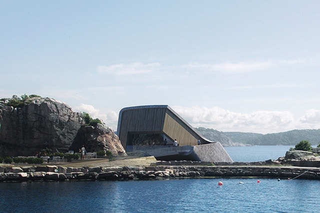 一枚岩を海に沈めたかのようなヨーロッパ初の水中レストランがノルウエーにオープン 天然水族館を横目に極上の食事体験を提供するレストランの敷地内には海洋生物学調査センターも同居するという本気度