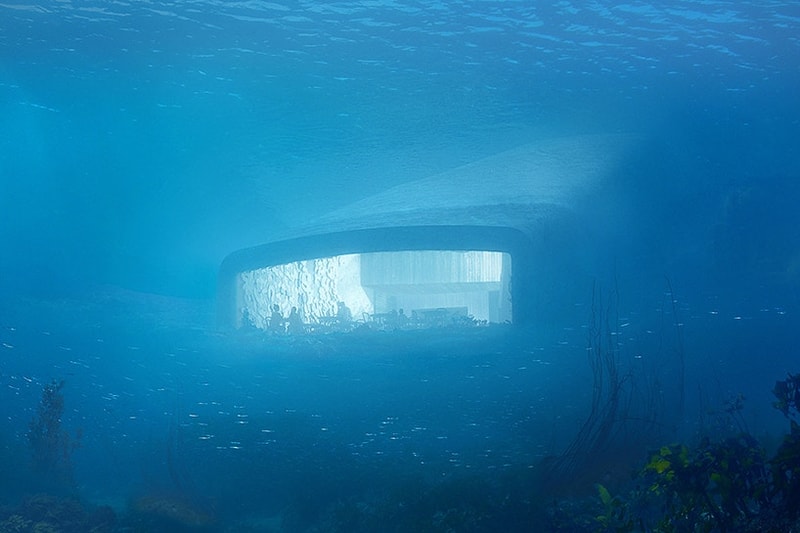 一枚岩を海に沈めたかのようなヨーロッパ初の水中レストランがノルウエーにオープン 天然水族館を横目に極上の食事体験を提供するレストランの敷地内には海洋生物学調査センターも同居するという本気度