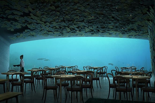 一枚岩を海に沈めたかのようなヨーロッパ初の水中レストランがノルウエーにオープン 天然水族館を横目に極上の食事体験を提供するレストランの敷地内には海洋生物学調査センターも同居するという本気度