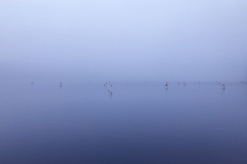 北海道白老町のポロト湖に立ち現れた Hidemi Nishida による幻想的な “Fragile Chairs” をチェック ヒデミ ニシダ 北海道 hokkaido shiraoi ainu museum アイヌ民族博物館