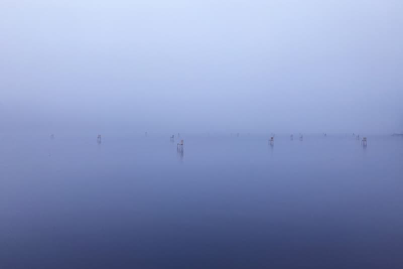 北海道白老町のポロト湖に立ち現れた Hidemi Nishida による幻想的な “Fragile Chairs” をチェック ヒデミ ニシダ 北海道 hokkaido shiraoi ainu museum アイヌ民族博物館