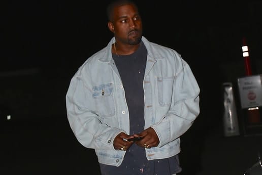 Kanye West が初見の YEEZY スニーカーを履いて外出する姿をパパラッチされる