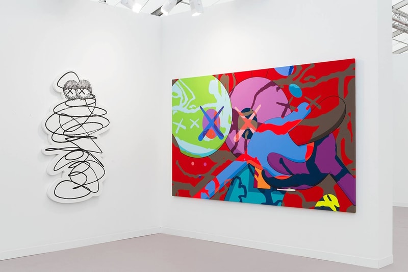 “Frieze Art Fair” に出展している KAWS の単独ブースの様子を独占公開 ポップで巧みな色使いにシグネチャーである“XX”を落とし込んだペインティングが至るところに カウズ コンパニオン フィギュア　