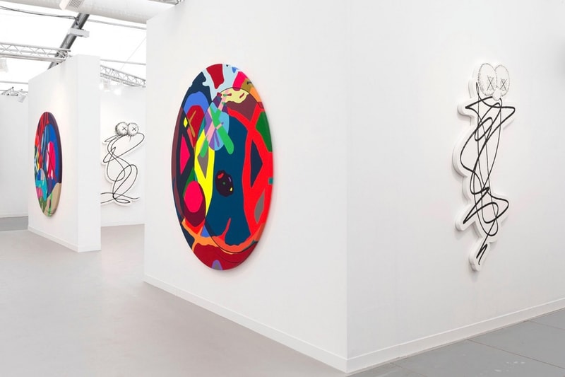 “Frieze Art Fair” に出展している KAWS の単独ブースの様子を独占公開 ポップで巧みな色使いにシグネチャーである“XX”を落とし込んだペインティングが至るところに カウズ コンパニオン フィギュア　