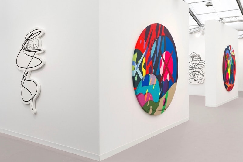 “Frieze Art Fair” に出展している KAWS の単独ブースの様子を独占公開 ポップで巧みな色使いにシグネチャーである“XX”を落とし込んだペインティングが至るところに カウズ コンパニオン フィギュア　