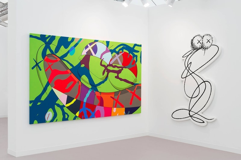 “Frieze Art Fair” に出展している KAWS の単独ブースの様子を独占公開 ポップで巧みな色使いにシグネチャーである“XX”を落とし込んだペインティングが至るところに カウズ コンパニオン フィギュア　