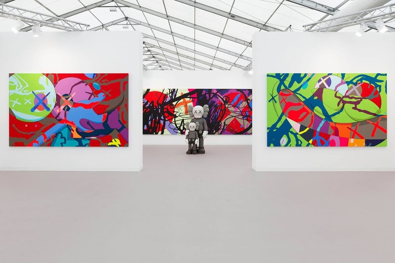 “Frieze Art Fair” に出展している KAWS の単独ブースの様子を独占公開 ポップで巧みな色使いにシグネチャーである“XX”を落とし込んだペインティングが至るところに カウズ コンパニオン フィギュア　