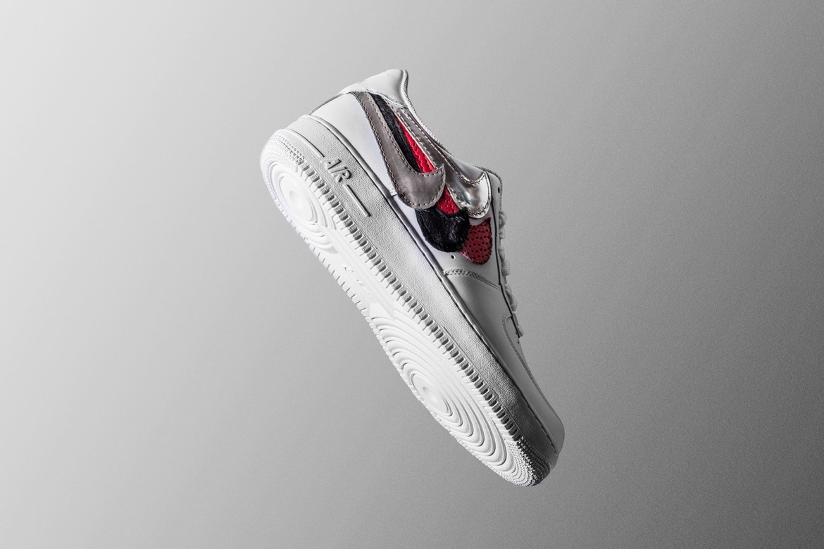 John Geiger と The Shoe Surgeon が手掛けた Nike  AF1 最新モデルが発売 色、柄、多様なスウッシュロゴを配したアイコニックな1足