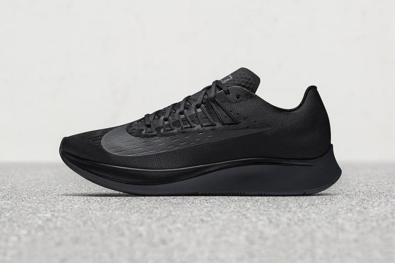 “Triple Black” 仕様の新作 Nike Zoom Fly が誕生