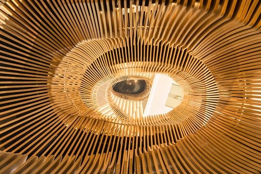 LVMH のパリ新オフィスに作られた“ハーフスネイク”螺旋階段をチェック