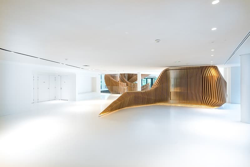 パリの LVMH 巨大新オフィスの蛇の形をした螺旋階段をチェック モエ・ヘネシー・ルイ・ヴィトン 建築 デザイン Ora-ïto 建築家