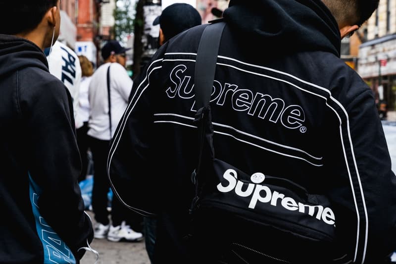 行列のできる古着屋 Round Two のニューヨーク新店舗が待望のオープンを迎える 〈Supreme〉や〈Polo〉の激レアアーカイブなどがずらりと並び、店頭にはStashのグラフィティが