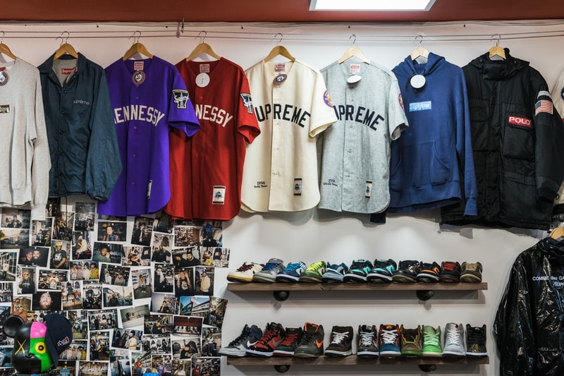 行列のできる古着屋 Round Two のニューヨーク新店舗が待望のオープンを迎える 〈Supreme〉や〈Polo〉の激レアアーカイブなどがずらりと並び、店頭にはStashのグラフィティが