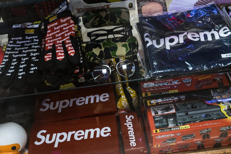 行列のできる古着屋 Round Two のニューヨーク新店舗が待望のオープンを迎える 〈Supreme〉や〈Polo〉の激レアアーカイブなどがずらりと並び、店頭にはStashのグラフィティが