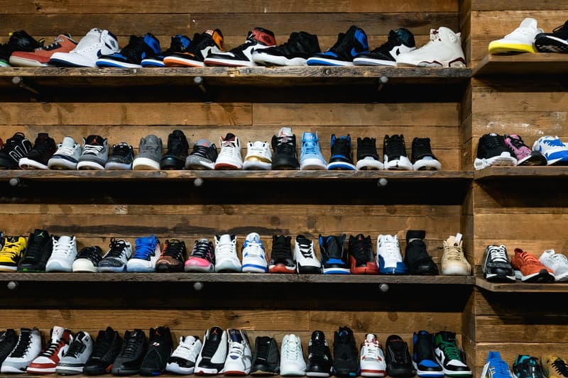 行列のできる古着屋 Round Two のニューヨーク新店舗が待望のオープンを迎える 〈Supreme〉や〈Polo〉の激レアアーカイブなどがずらりと並び、店頭にはStashのグラフィティが