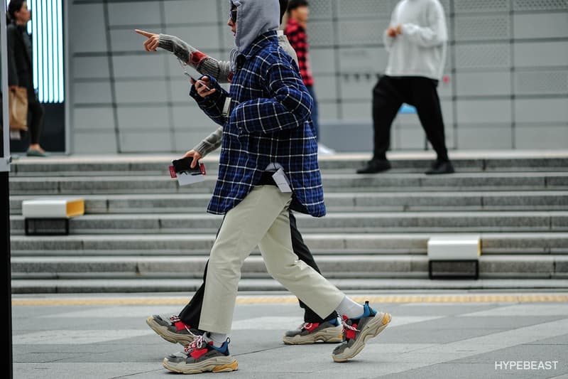 Streetsnaps：Seoul Fashion Week Spring/Summer 2018 ストリートスナップ 成長著しいお隣韓国のストリートではHYPEなスニーカーを多数キャッチすることに成功