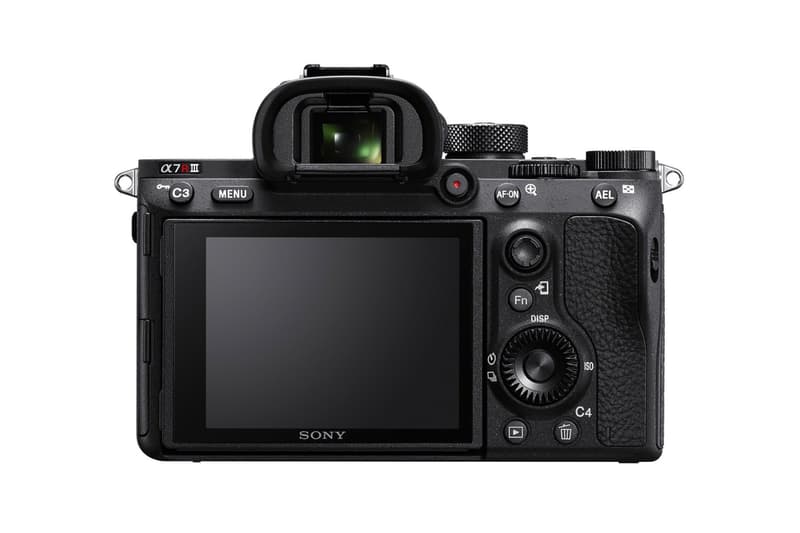 Sony が圧巻の高解像と低ノイズ性能を両立に成功した α7R III を発表 有効画素は約4240万画素に達し、オートフォーカス性能も大幅に向上したプロも納得のフルサイズミラーレス一眼 ソニー