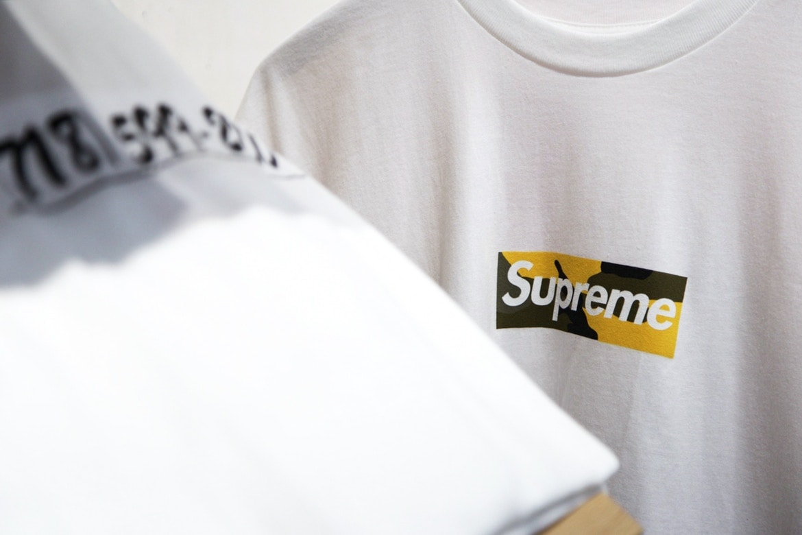 Supreme のブルックリン店舗オープンを記念したボックスロゴTシャツが公開 ボックスロゴはイエロー/ブラックのカモフラ柄でデザイン シュプリーム