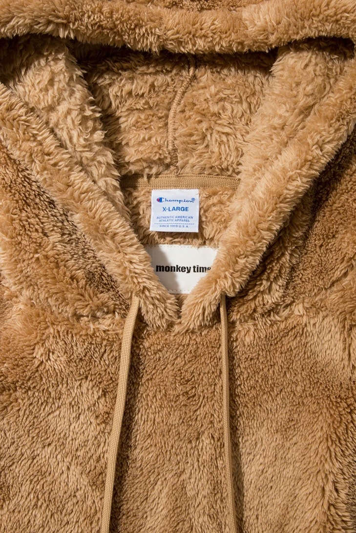 monkey time より Champion に別注をかけたフリースパーカが遂にローンチ 〈Champion〉の定番シェルパフリースを採用した病みつきになる着心地