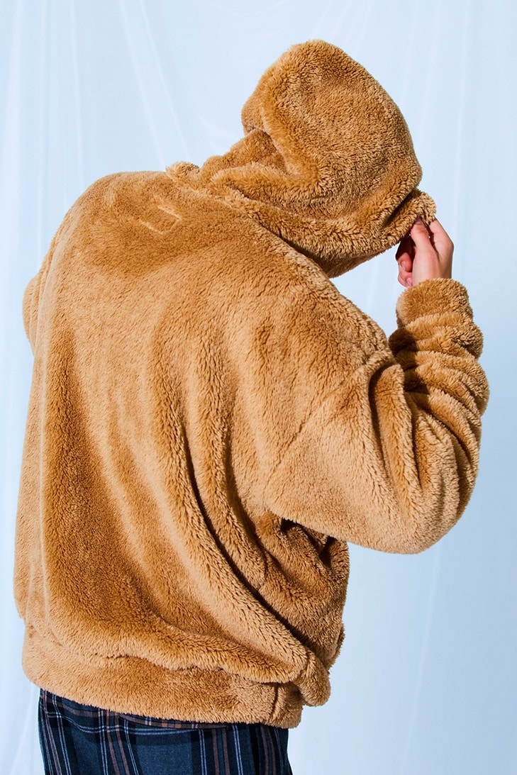 monkey time より Champion に別注をかけたフリースパーカが遂にローンチ 〈Champion〉の定番シェルパフリースを採用した病みつきになる着心地