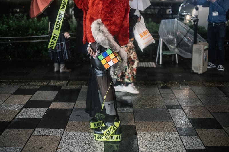 Streetsnaps：東京ファッションウィーク 2018年春夏Part.2 日本特有のミックススタイルを踏襲しつつもトレンド感を差し込んだファッションフリークを激写 ナイキ アディダス バイ ラフシモンズ イッセイミヤケ アシックス