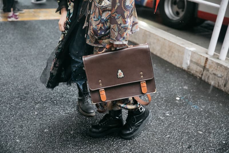 Streetsnaps:東京ファッションウィーク 2018年春夏Part.2 日本特有のミックススタイルを踏襲しつつもトレンド感を差し込んだファッションフリークを激写 ナイキ アディダス バイ ラフシモンズ イッセイミヤケ アシックス