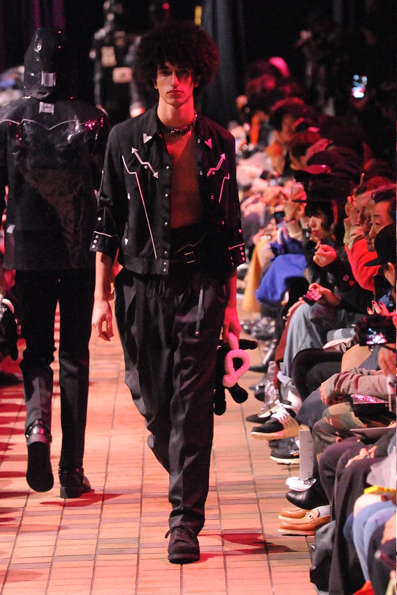 運命の女性から見える真の男性像にフィーチャーした TAKAHIROMIYASHITATheSolosist. 2018年春夏コレクション  デザイナー自身をテーマである“Femme Fatale Fellow”に重ね挑んだモノトーンからなる男性像