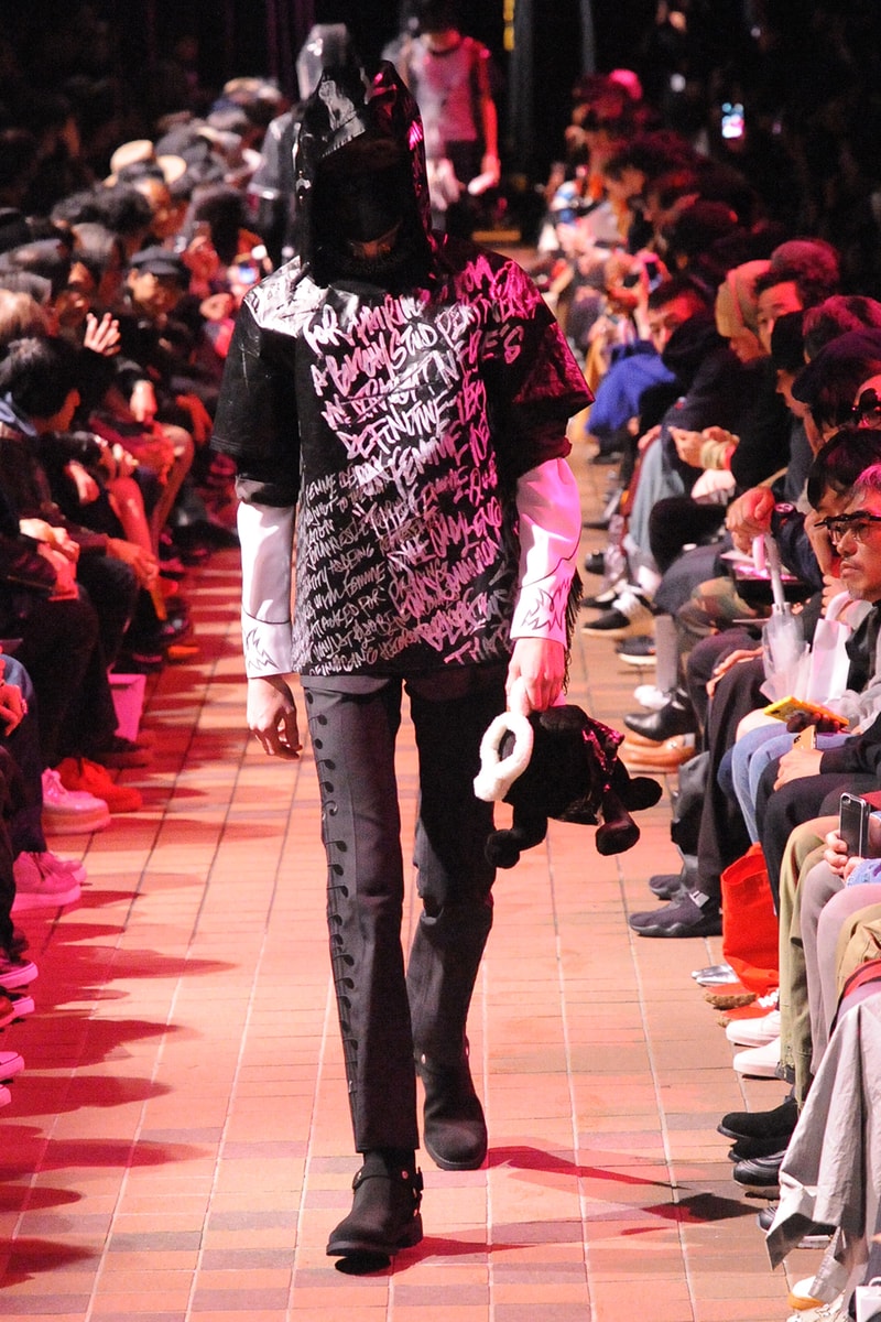 運命の女性から見える真の男性像にフィーチャーした TAKAHIROMIYASHITATheSolosist. 2018年春夏コレクション  デザイナー自身をテーマである“Femme Fatale Fellow”に重ね挑んだモノトーンからなる男性像
