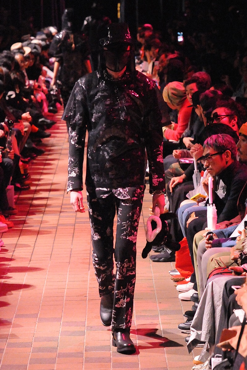 運命の女性から見える真の男性像にフィーチャーした TAKAHIROMIYASHITATheSolosist. 2018年春夏コレクション  デザイナー自身をテーマである“Femme Fatale Fellow”に重ね挑んだモノトーンからなる男性像