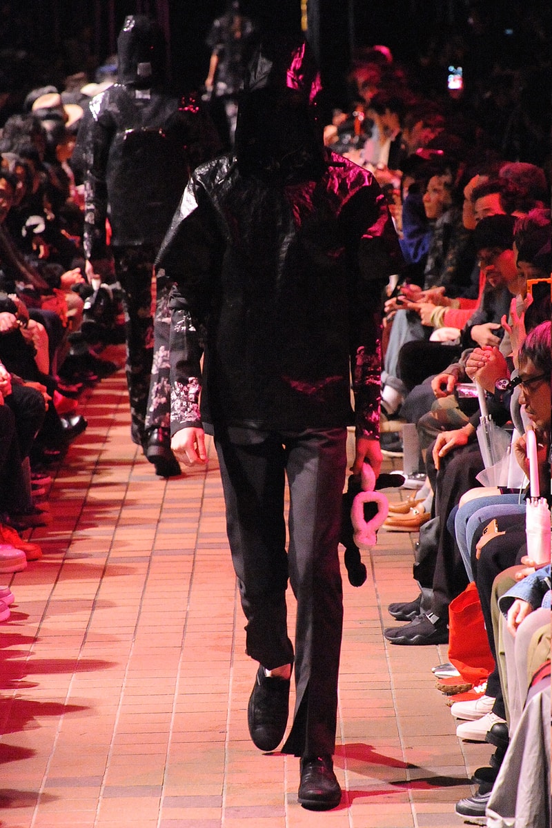 運命の女性から見える真の男性像にフィーチャーした TAKAHIROMIYASHITATheSolosist. 2018年春夏コレクション  デザイナー自身をテーマである“Femme Fatale Fellow”に重ね挑んだモノトーンからなる男性像