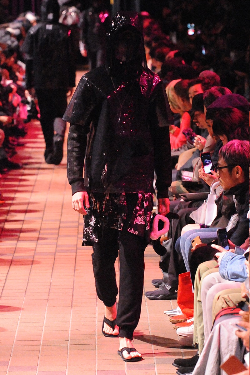 運命の女性から見える真の男性像にフィーチャーした TAKAHIROMIYASHITATheSolosist. 2018年春夏コレクション  デザイナー自身をテーマである“Femme Fatale Fellow”に重ね挑んだモノトーンからなる男性像